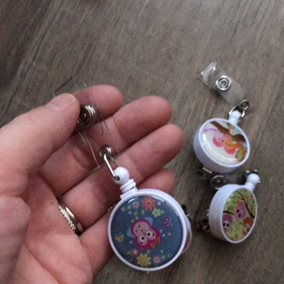 4/$25 Lot of 4 Retractable ID holder cute owl designs for doctor student nurse - Picture 2 of 5